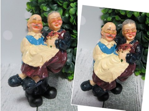 Figurka gliniana Dziadek trzyma Babcię na rękach 14,5x9cm . | FIB-18099 Figurka gliniana Dziadek trzyma Babcię na rękach 14,5x9cm . | FIB-18099